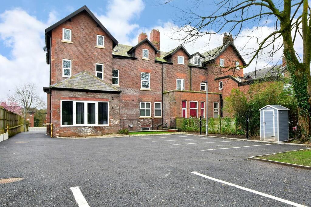 Free Parking - Charming 2-br Flat Near Salford Royal Apartment *